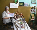 D-na invatatoare Simioana Parvulescu  prezentand obiecte de arta adunate din comuna 